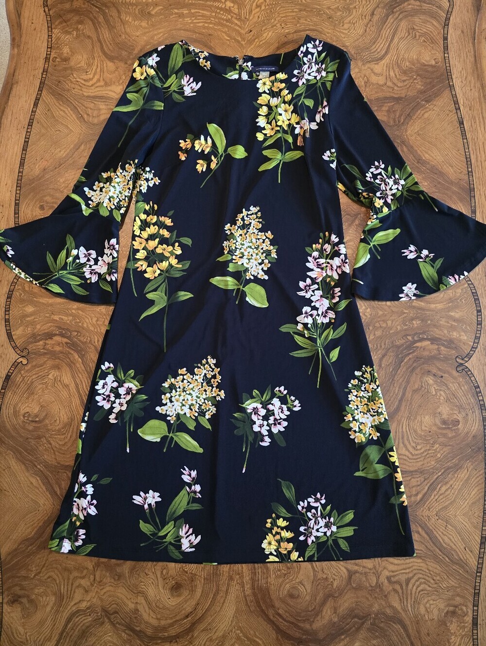 Tommy Hilfiger Black Floral Print Bell Sleeve Shift Dress Womens size 8 - Picture 1 of 8
